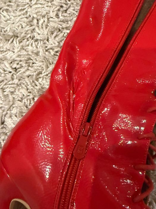 Стріпи чоботи червоні лакові