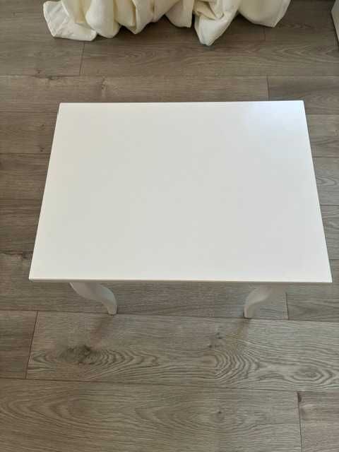 Stołek Tinius Ikea biały pasuje do toaletki Hemnes