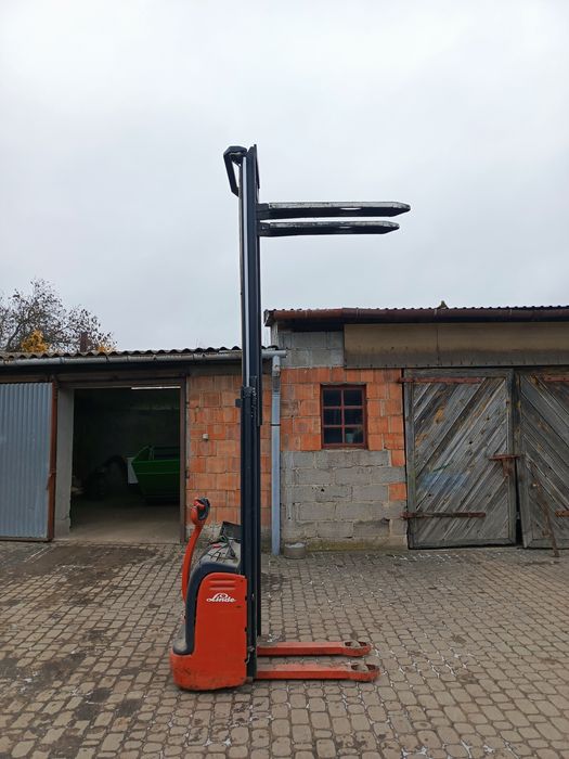 Paleciak elektryczny z masztem 24v