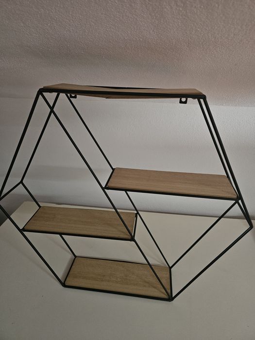 Peça decorativa para colocar na parede com 4 prateleiras madeira, dimensão 57x52,.