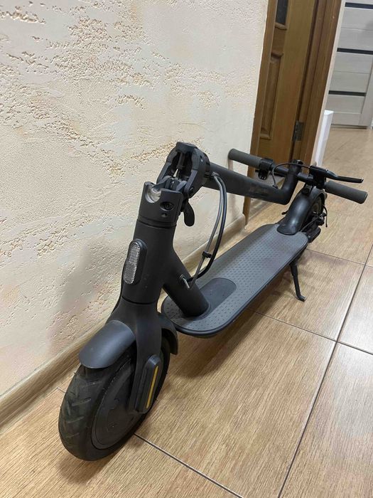 Електросамокат Xiaomi Mi Electric Scooter Essential