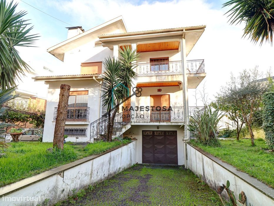 Moradia T5 com Piscina na Rua Padre Cruz, Maximinos