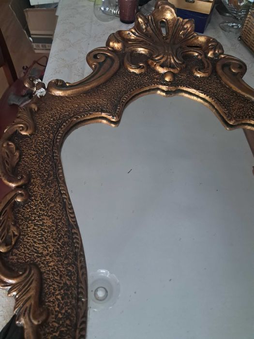 Bonito e antigo  espelho a precisar de umpequeno restauro