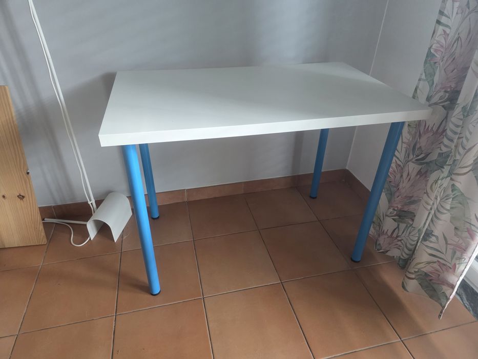 Secretária branca com pés azuis