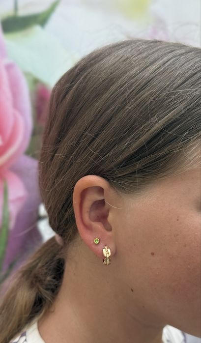 Прокол ушей, пирсинг носа пистолетом