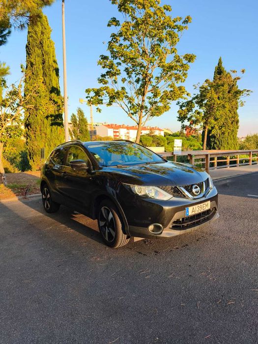 Nissan Qashqai 1.5 dCi Tekna preto com teto panorâmico