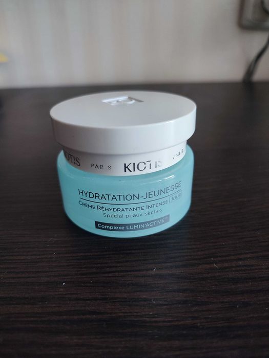 Пуста баночка від елітного крему