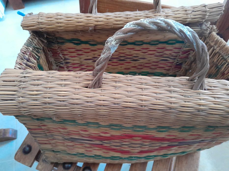 cesta de piquenique em material vegetal vintage