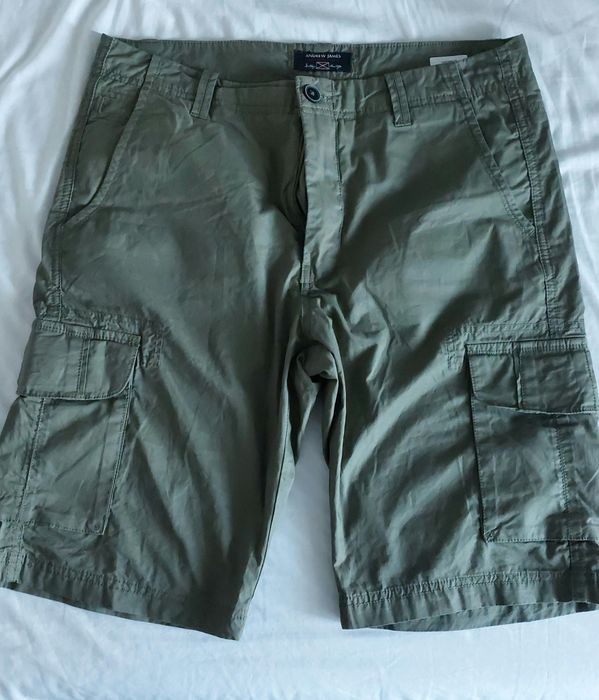 Шорти з кишенями зелені . Нові  обх талії 44см. довжина 55см. Писати н