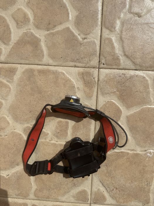 Lanterna frontal Ledlenser em bom estado.