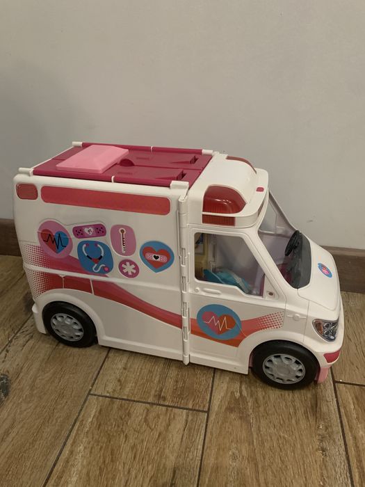 Duża karetka dla Barbie