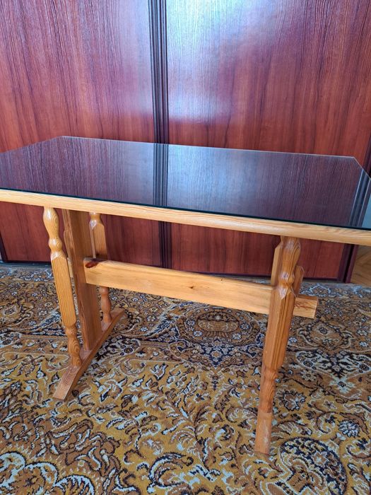 Stół kuchenny z szybą