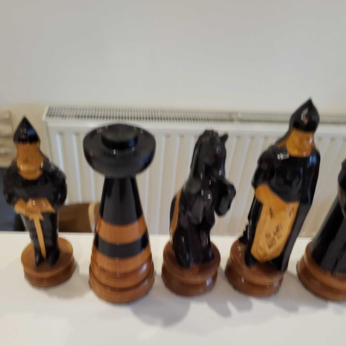 Szachy drewniane ręcznie robione bez szachownicy.