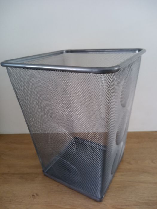 Metalowy kosz na śmieci,segregatory