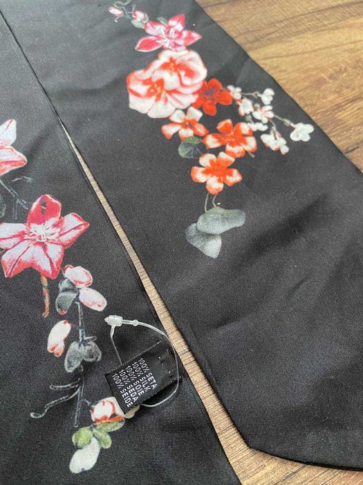 Нова стрічка твіллі із шикарним квітковим мотивом, 100% шовк, Італія