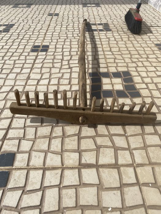 Ancinho madeira antigo