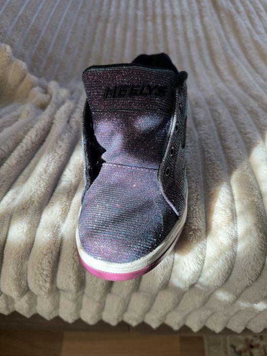 Кроссовок с роликом под пяткой кросівок з роліком