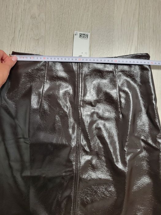 Спідниця з екошкіри H&M.