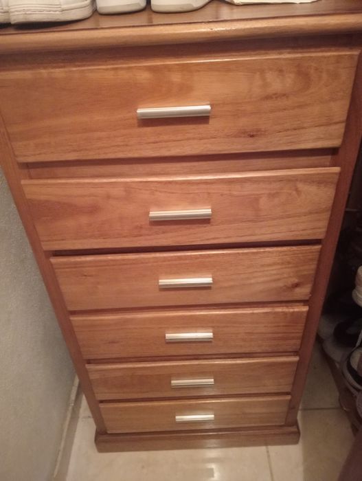 Venda camiseiro de madeira em bom estado