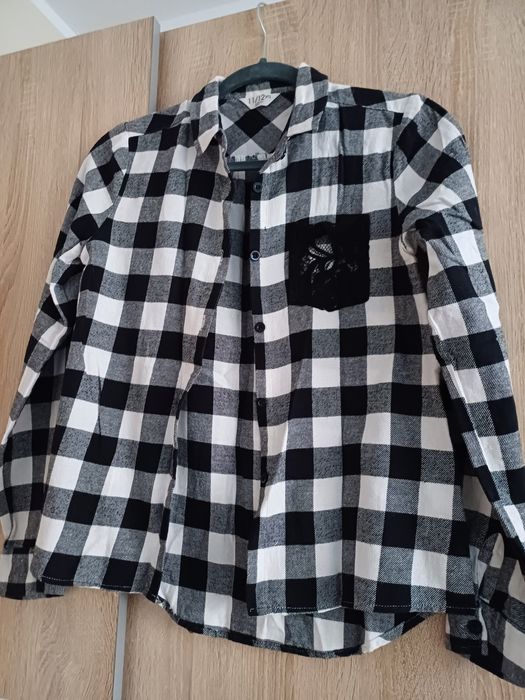 Koszula z koronkową kieszonką