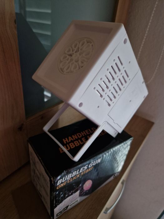 Máquina de fazer bolhas de sabão.  Nova