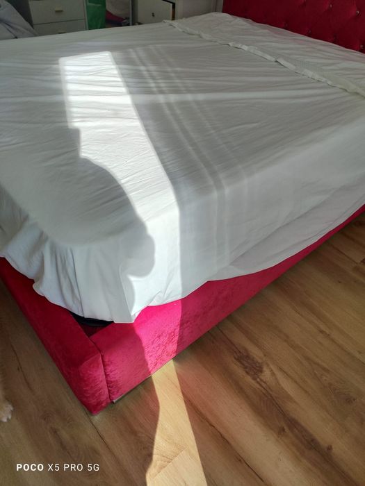 Cama de casal em bom estado