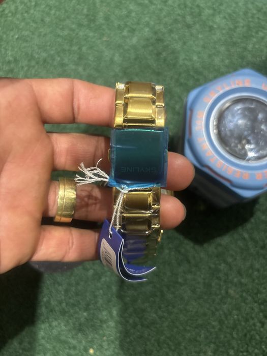 Lindo relógio dourado skyline