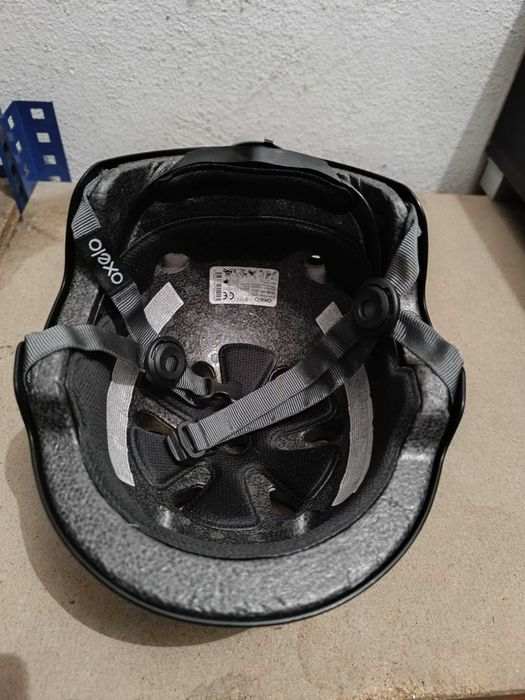 Capacete preto adulto para bike, patins e trotinetes com pouco uso.