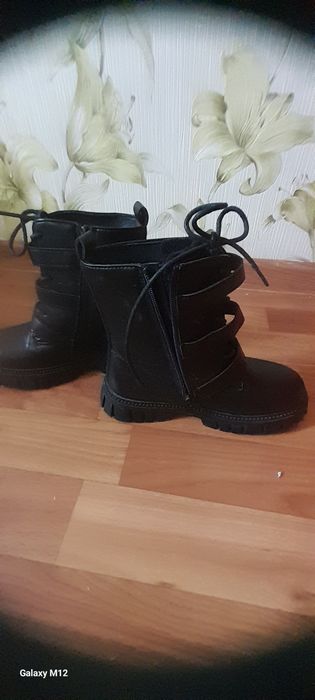 Продам детские сапожки-полуботинки для девочки
