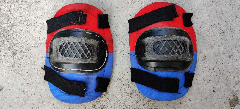 Ochraniacze na kolana na rolki uniwersalne czerwono niebieskie