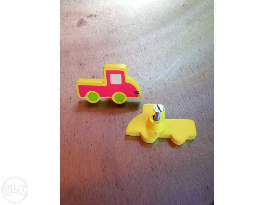 Puxadores em madeira para armários de criança