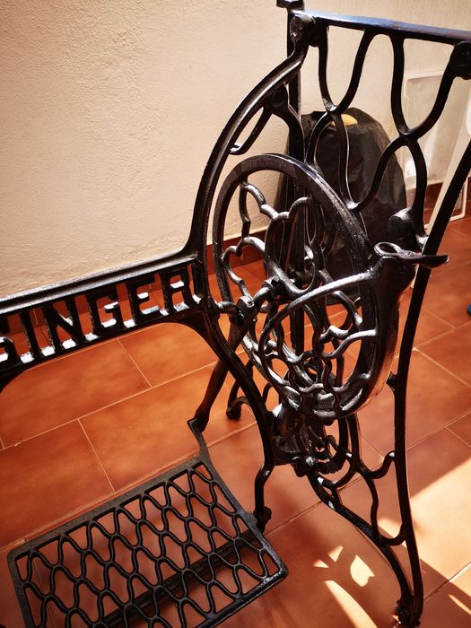 Estrutura máquina costura Singer