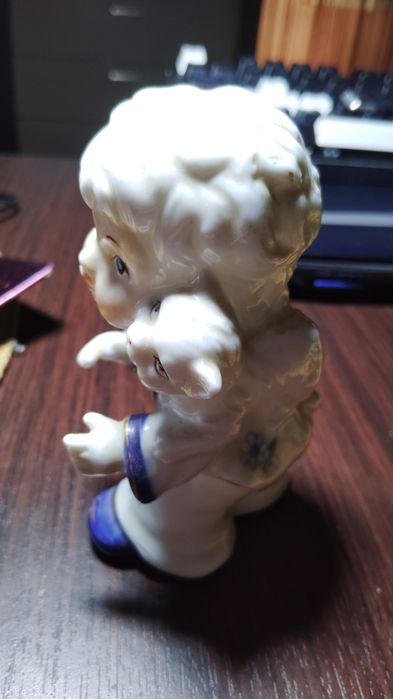 Figurka porcelanowa chłopiec z owieczką