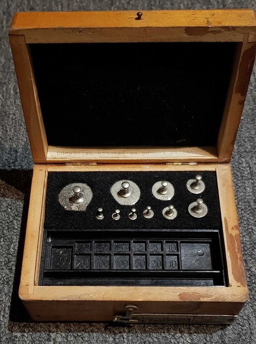 Zestaw starych odważników laboratoryjnych, 1984 r.