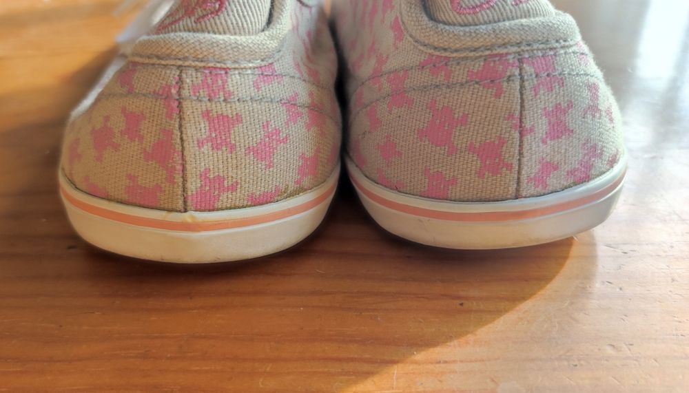 Sapatilhas Cinzentas com Caveira Rosa