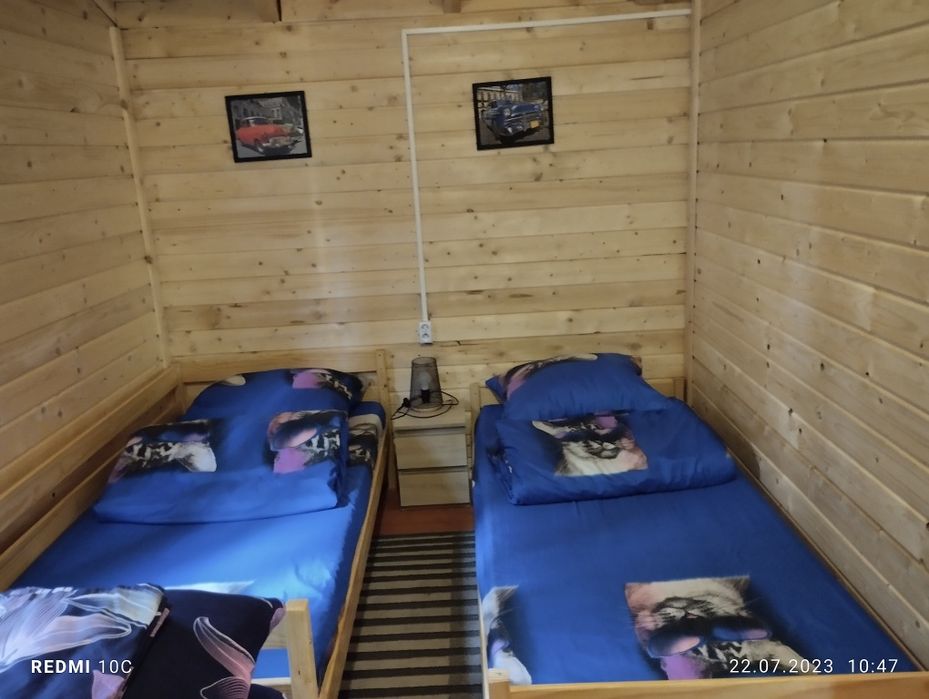 Domek nad zalewem na ogrodzonej działce.