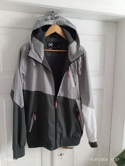 trójkolorowa kurtka softshell marki Cropp charakteryzuje się nowoczesnym sportowym stylem oraz funkcjonalnym kapturem r. XL, L