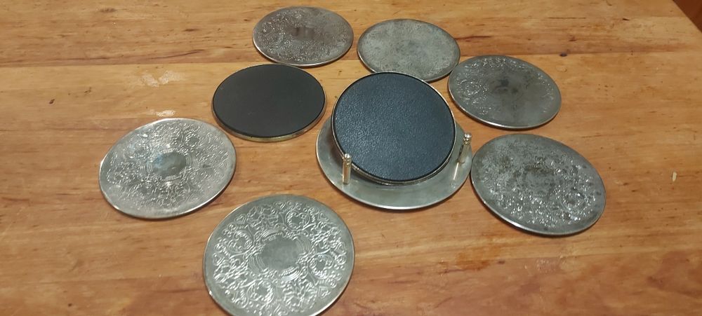 Srebrne podstawki pod szklanki plus platerowana łyżka