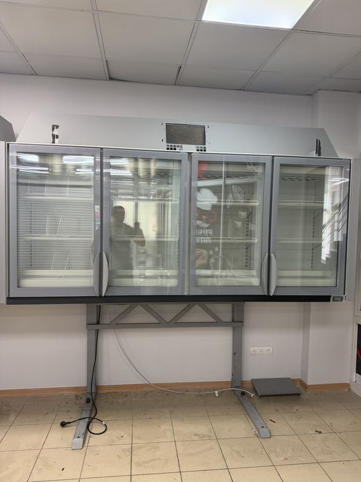 Продам морозильну вітрину AHT KINLEY XL 250 б/у