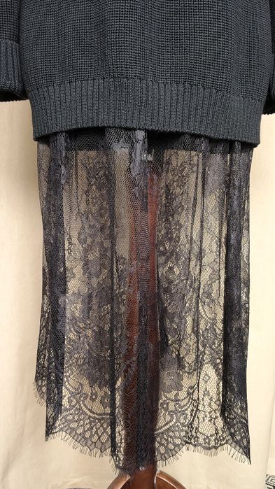 В'язаний довгий светр  з 100 меринос й мереживна спідниця