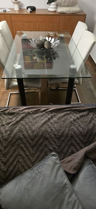 Mesa e cadeiras de sala