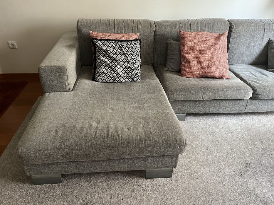 Sofá com chaiselongue, em tecido, cor cinzento