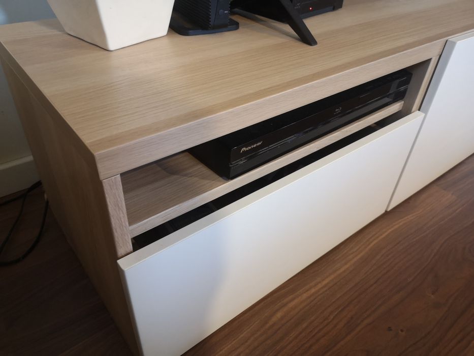 Móvel tv branco e madeira ikea