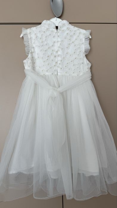 Святкова біла сукня з фатином