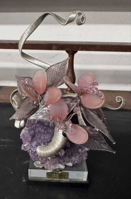 Peça decorativa com pedras e metal