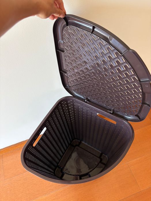 Cesto castanho plástico