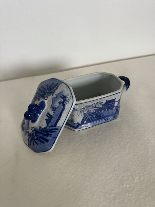 Caixa em ceramica decorativa azul