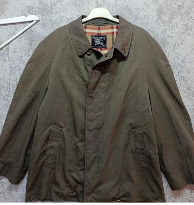 Плащ від бренду Burberry