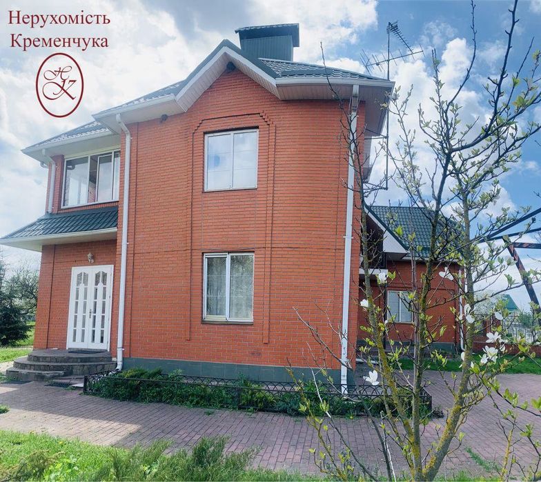 Продаж 3-поверхового будинку біля лісу та річки