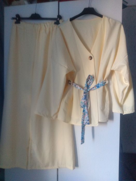 Nowy śliczny żółty komplet